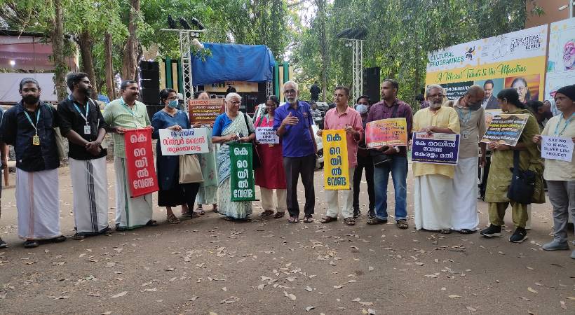 കെ റെയിലെനെതിരെ ഐഎഫ്എഫ്‌കെ വേദിയില്‍ പ്രതിഷേധം