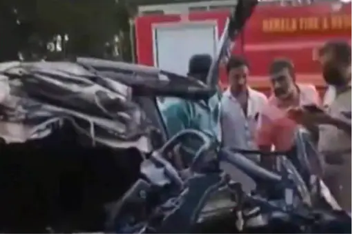 അമ്പലപ്പുഴ പായൽകുളങ്ങരയിൽ കാറും ലോറിയും കൂട്ടിയിടിച്ച് അപകടം; കുട്ടിയടക്കം 4 പേർ മരിച്ചു