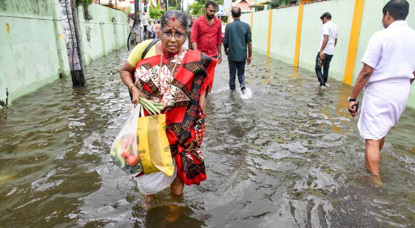 കൊച്ചിയിലെ വെള്ളക്കെട്ടിന് കാരണം ഹോട്ടൽ മാലിന്യങ്ങൾ റോഡിൽ തള്ളുന്നത് : മേയർ