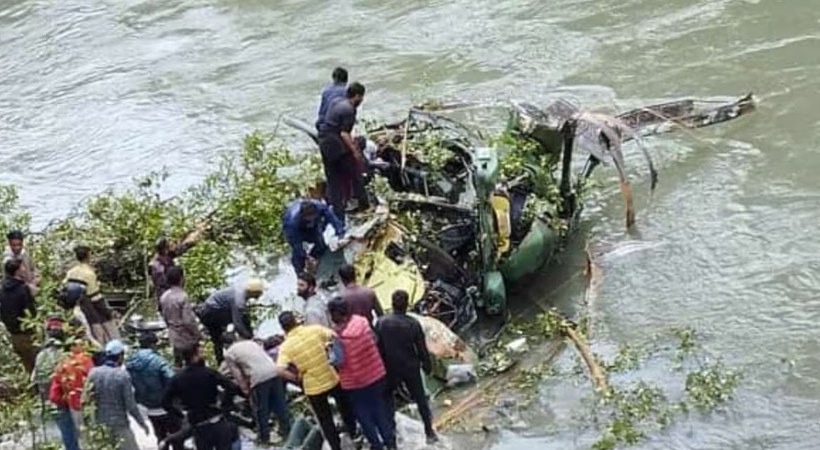 ജമ്മു കശ്മീരിൽ സൈനിക ഹെലികോപ്റ്റർ തകർന്നുവീണു