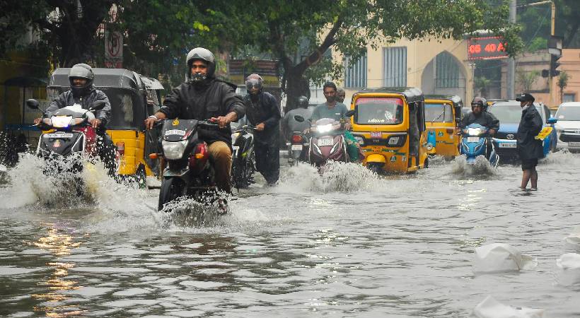 ചെന്നൈയിൽ കനത്ത മഴ; വിവിധയിടങ്ങളിൽ ഗതാഗത തടസം; വിമാനങ്ങൾ വഴിതിരിച്ചുവിട്ടു; ആറ് ജില്ലകളിൽ അവധി