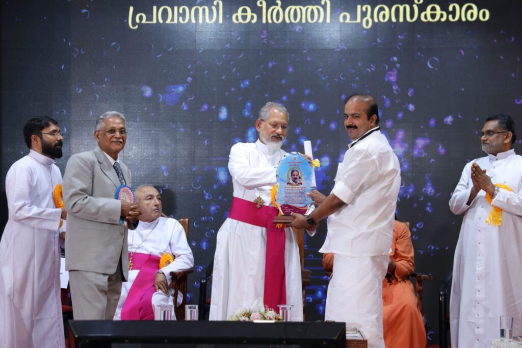 ചങ്ങനാശേരി അതി രൂപതയുടെ പ്രവാസി കീർത്തിപുരസ്കാരം ന്യൂകാസിൽ മലയാളി ഷൈമോൻ തോട്ടുങ്കലിന്