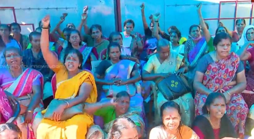 മിനിമം വേതനം 400 രൂപ ആക്കണം; ഫാക്ടറികൾക്ക് മുന്നിൽ രാപ്പകൽ സമരവുമായി കശുവണ്ടി തൊഴിലാളികൾ