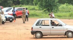 ഡ്രൈവിംഗ് ടെസ്റ്റിനിടെ വിദ്യാർത്ഥിക്ക് മൊബൈൽ ഫോണിലൂടെ നിർദ്ദേശം; സ്കൂളിന്റെ ലൈസൻസ് റദ്ദാക്കി