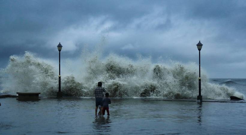 ഉയർന്ന തിരമാലയ്ക്കും കടലാക്രമണത്തിനും സാധ്യത ; കേരള തീരത്ത് റെഡ് അലർട്ട്