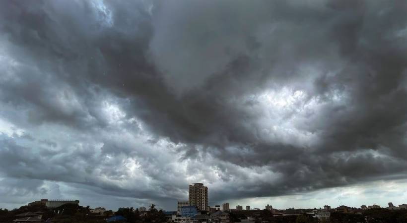 ഞായറാഴ്ച കനത്ത മഴയ്ക്ക് സാധ്യത, സംസ്ഥാനത്ത് മഴ മുന്നറിയിപ്പിൽ മാറ്റം; 9 ജില്ലകളിൽ യെല്ലോ അലേർട്ട്