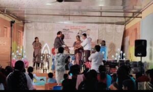 ഇടുക്കി ചാരിറ്റിയുടെ സഹായം ഇടിഞ്ഞമല ഗവണ്മെന്റ് സ്‌കൂളിലെ ഹെഡ് മാസ്റ്റർക്ക് കൈമാറി