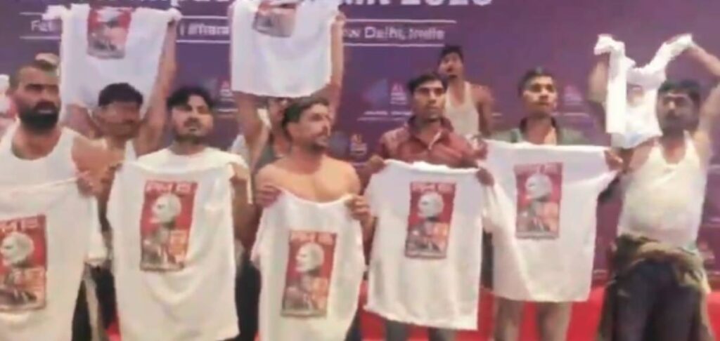 ഇന്ത്യ-യുഎസ് വ്യാപാര കരാറിനെതിരെ എഐ ഉച്ചകോടിയില്‍ ഷര്‍ട്ടൂരി പ്രതിഷേധവുമായി യൂത്ത് കോണ്‍ഗ്രസ്