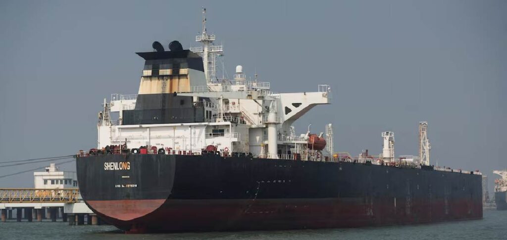 ഹോർമുസ് കടലിടുക്കിൽ കുടുങ്ങി 27 ഇന്ത്യൻ എണ്ണക്കപ്പലുകൾ; മൂന്ന് ഇന്ത്യൻ നാവികർ കൊല്ലപ്പെട്ടു