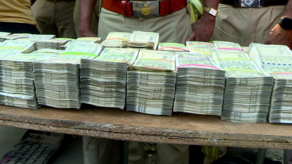 തൃശ്ശൂരിൽ രേഖകൾ ഇല്ലാത്ത 62.5 ലക്ഷം രൂപയുമായി യുവാവ് പിടിയിൽ