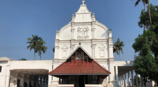 മുണ്ടത്തിക്കോട് വെടിക്കെട്ടുപുര ദുരന്തം; വെടിക്കെട്ട് ഒഴിവാക്കി കൂടുതൽ പള്ളികൾ