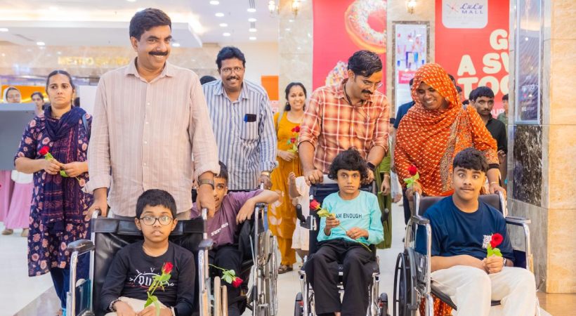 പതിവ് തെറ്റിക്കാതെ ഇത്തവണയും അവരെത്തി; പ്രത്യേക പരിഗണന അര്‍ഹിക്കുന്ന കുട്ടികളെ പൂച്ചെണ്ട് നല്‍കി വരവേറ്റ് കൊച്ചി ലുലു അധികൃതര്‍
