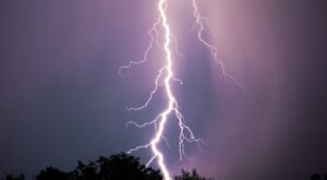 തൃശൂരില്‍ നാലു കുട്ടികള്‍ക്ക് ഇടിമിന്നലേറ്റു; മിന്നലേറ്റത് ഫുട്‌ബോള്‍ കളിക്കുന്നതിനിടെ