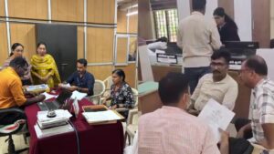 ക്ലർക്ക് മുതൽ പഞ്ചായത്ത് സെക്രട്ടറി വരെ, യുപിഐ ആപ്പ് വഴി കൈപ്പറ്റിയത് 4.6 ലക്ഷം രൂപ; 14 ഉദ്യോ​ഗസ്ഥരെ...