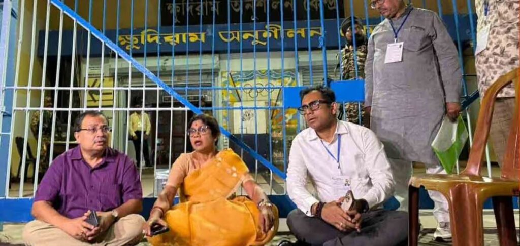 എക്‌സിറ്റ് പോളിന് പിന്നാലെ ബംഗാളിൽ നാടകീയ രംഗങ്ങൾ; കൊൽക്കത്തയിൽ സ്‌ട്രോങ് റൂം തുറന്നെന്ന് TMC; പ്രതിഷേധം