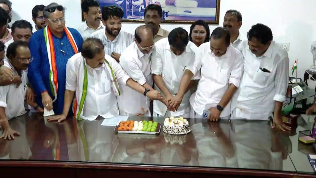 കേരളത്തില്‍ യുഡിഎഫ് തേരോട്ടം, ജനങ്ങള്‍ നന്ദി പറഞ്ഞ് കോണ്‍ഗ്രസ് നേതൃത്വം; ആഹ്ലാദ പ്രകടനം തുടങ്ങി യുഡിഎഫ് പ്രവർത്തകർ