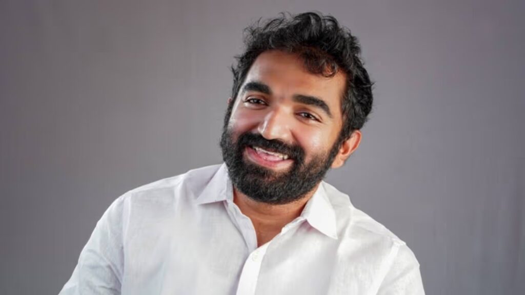റെക്കോര്‍ഡ് ഭൂരിപക്ഷത്തോടെ ചാണ്ടി ഉമ്മന്‍, അരലക്ഷം കടന്നു; മകനെയും ചേർത്തുപിടിച്ച് പുതുപ്പള്ളി