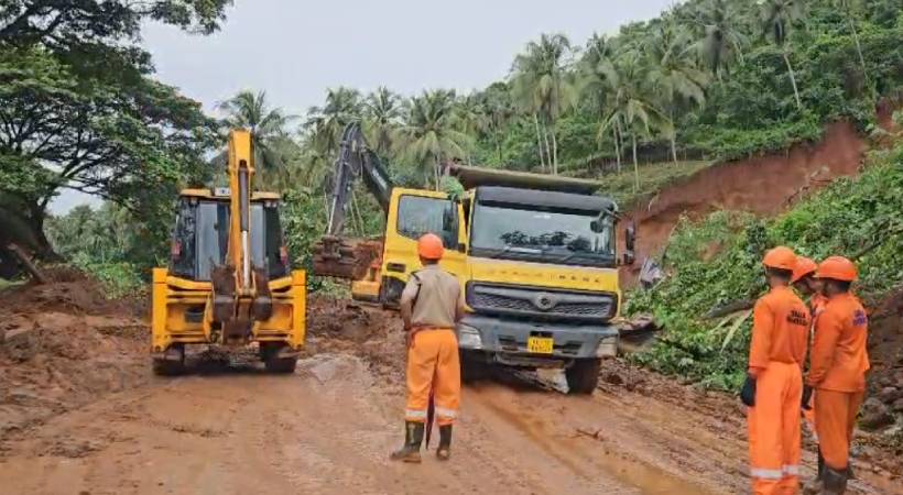 എടായിപ്പാലത്തുണ്ടായ മണ്ണിടിച്ചിൽ; മണ്ണ് നീക്കം ചെയ്യുന്ന നടപടികൾ ആരംഭിച്ചു