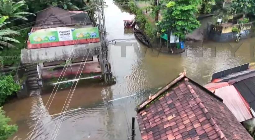 വെള്ളപ്പൊക്ക ബാധിത മേഖലകളിൽ കടുത്ത ദുരിതം; മൂന്ന് ജില്ലകളിൽ പ്രതിസന്ധി രൂക്ഷം