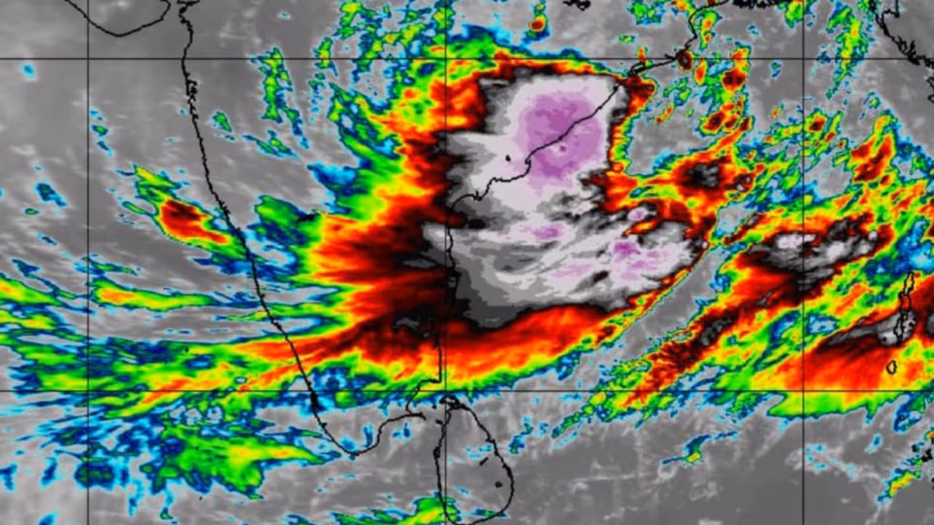 അതിതീവ്ര ന്യൂന മർദ്ദം വരുന്നു; നാളെയും മറ്റന്നാളും വയനാടും മലപ്പുറവുമടക്കം 5 ജില്ലകളിൽ മഴ സാധ്യതയെന്ന് പ്രവചനം