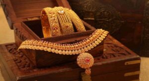 ഇന്നലെ രാവിലെ കുറഞ്ഞു,ഉച്ചയ്ക്ക് കൂടി, ഇന്ന് വീണ്ടും കുറഞ്ഞു; സ്വര്ണം ചാഞ്ചാട്ട മോഡില്