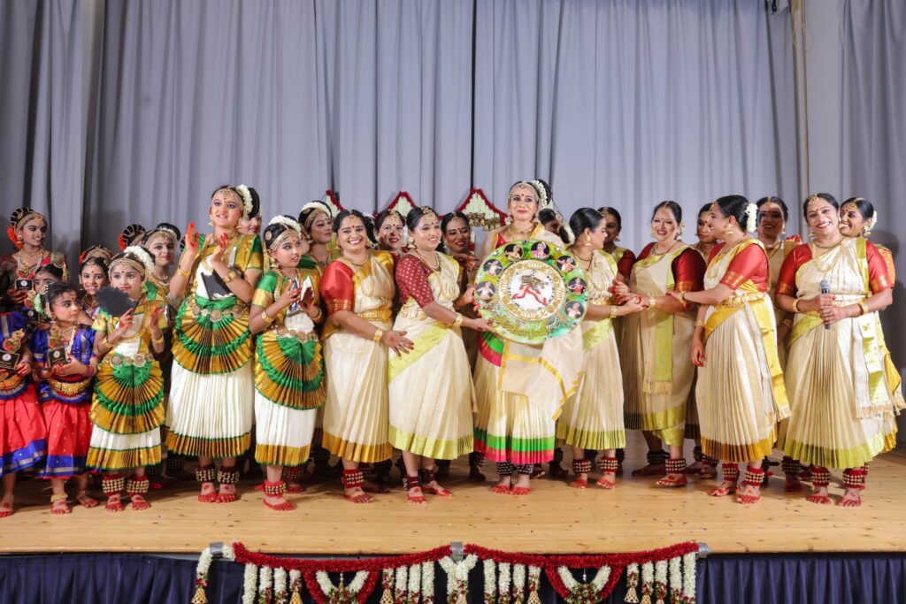 ബ്രിട്ടനിൽ മോഹിനിയാട്ടത്തിന്റെ ചരിത്രനിമിഷം; 35 വിദ്യാർത്ഥികളുടെ അരങ്ങേറ്റവുമായി ഗീതാഞ്ജലി നൃത്തവിദ്യാലയം